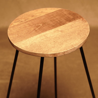 Taburete Alto con Patas de Hierro y Asiento de Madera - Estilo Rústico Industrial