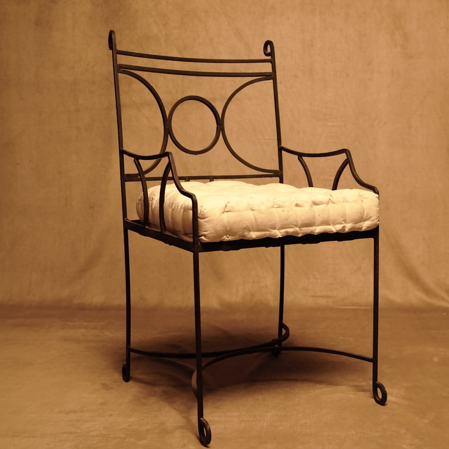 Sillón de hierro forjado con cojín estilo vintage clásico