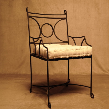 Sillón de hierro forjado con cojín estilo vintage clásico