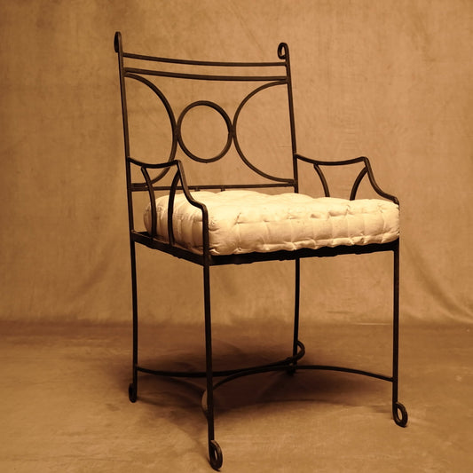 Sillón de hierro forjado con cojín estilo vintage clásico