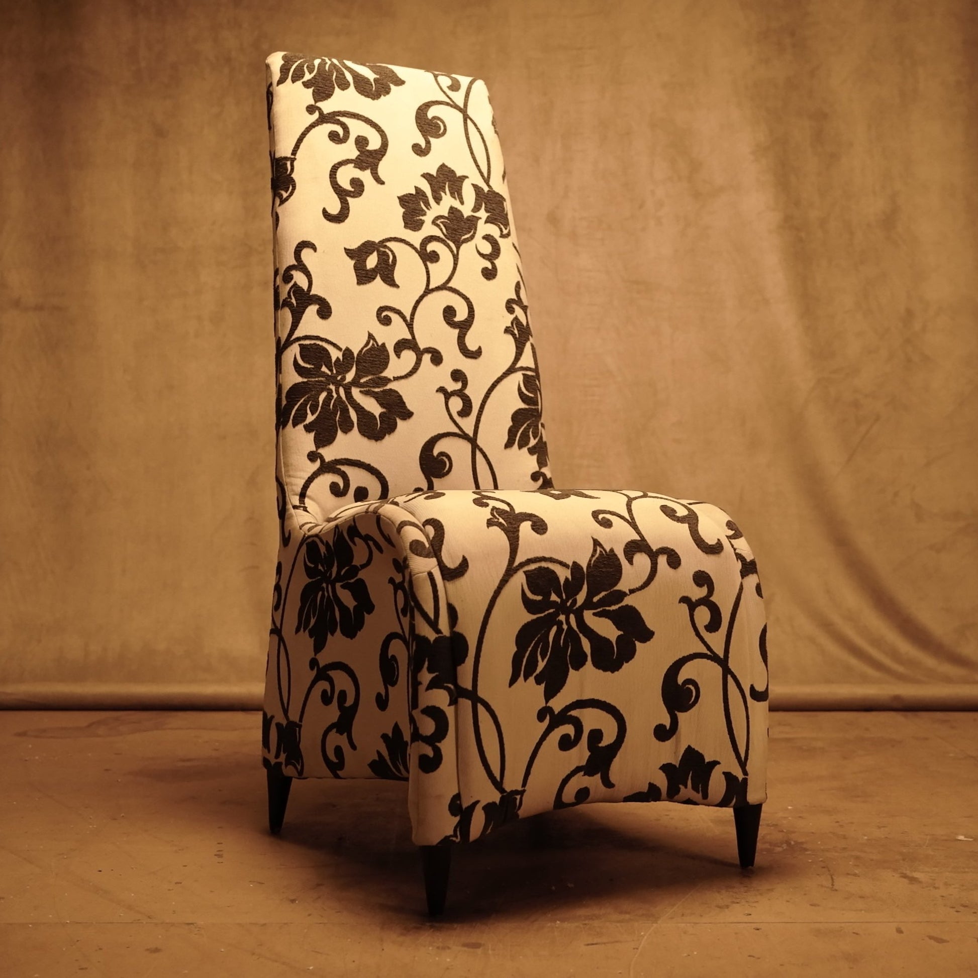 Silla Tapizada Blanca con Diseño Floral Negro