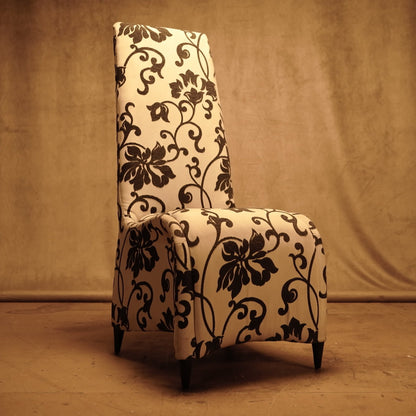Silla Tapizada Blanca con Diseño Floral Negro