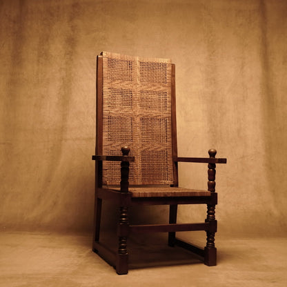 Silla antigua de madera natural con asiento trenzado