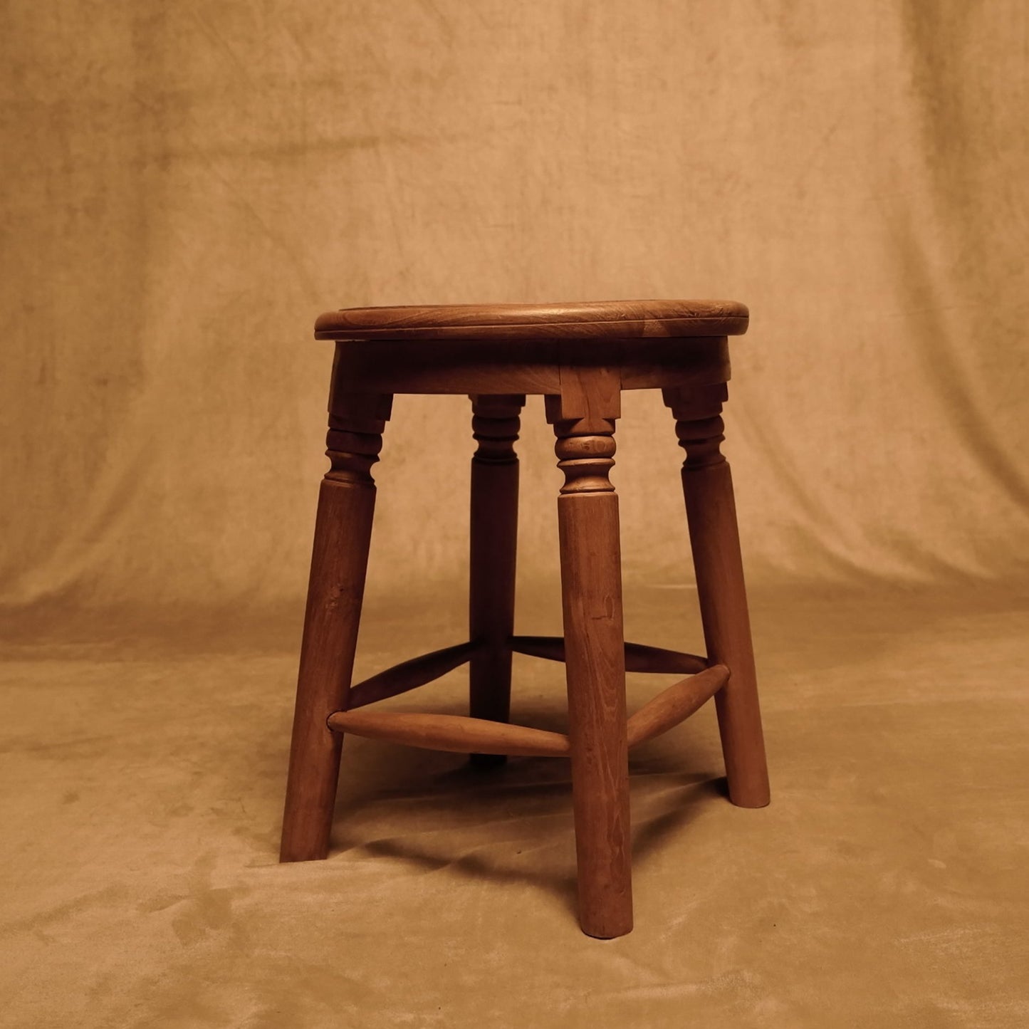 Taburete de Teca Maciza con Diseño Artesanal