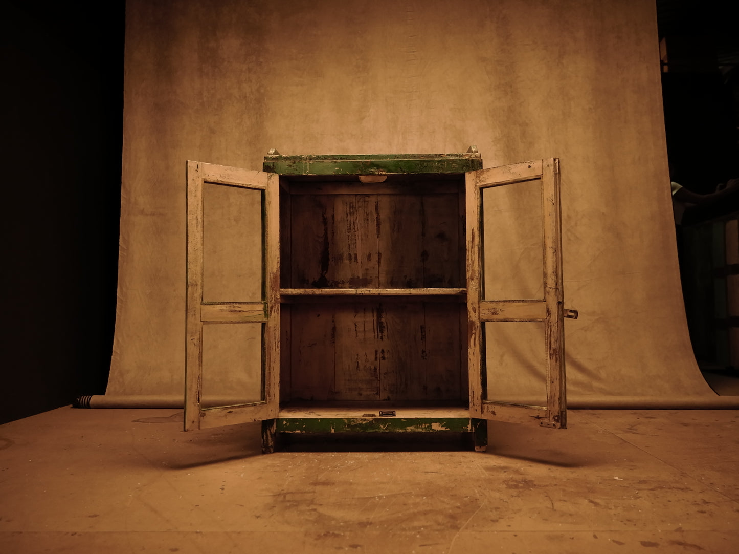 Vintage green wooden display case 98x66cm