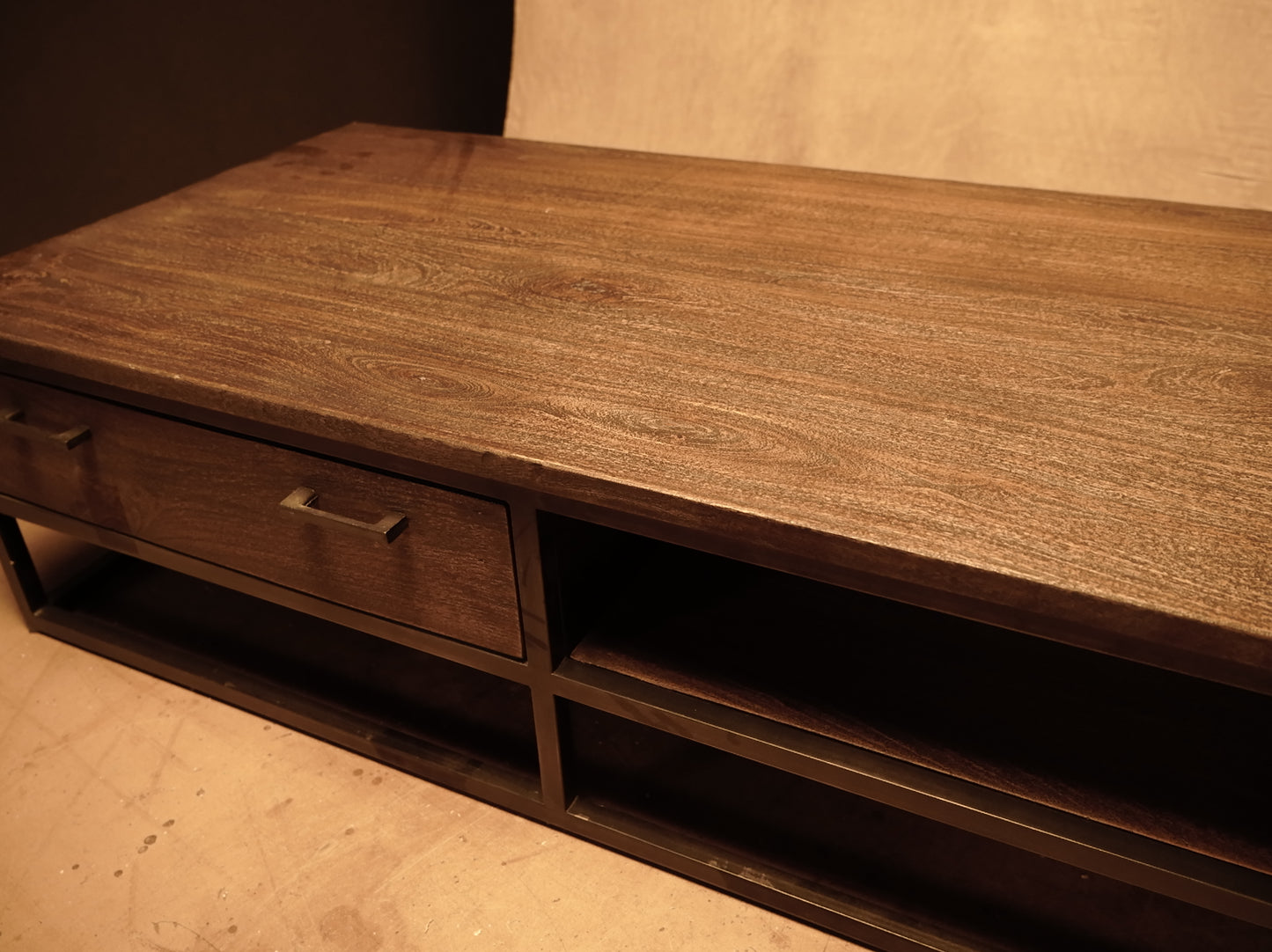 Mueble de Televisión de Hierro Tratado y Madera Maciza